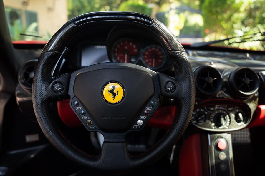 Детали интерьера Ferrari Enzo 2003 года  (фото 44 из 92)